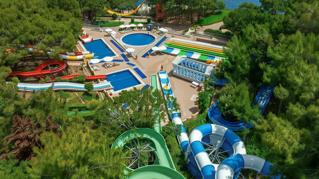 Zjeżdżalnie wodne w kompleksie A Good Life Utopia Family Resort