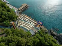 Plaża z leżakami i parasolami w A Good Life Utopia Family Resort