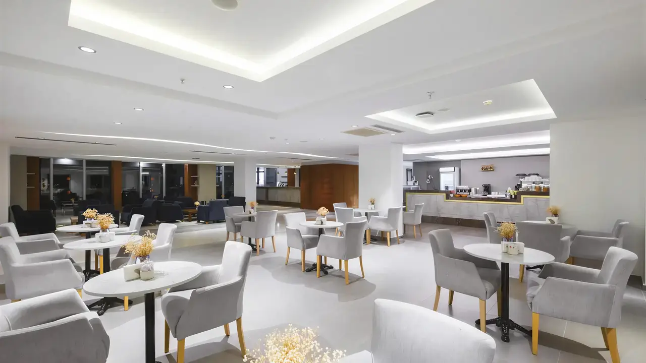 Jasny lobby w hotelu A Good Life Utopia Family Resort z fotelem