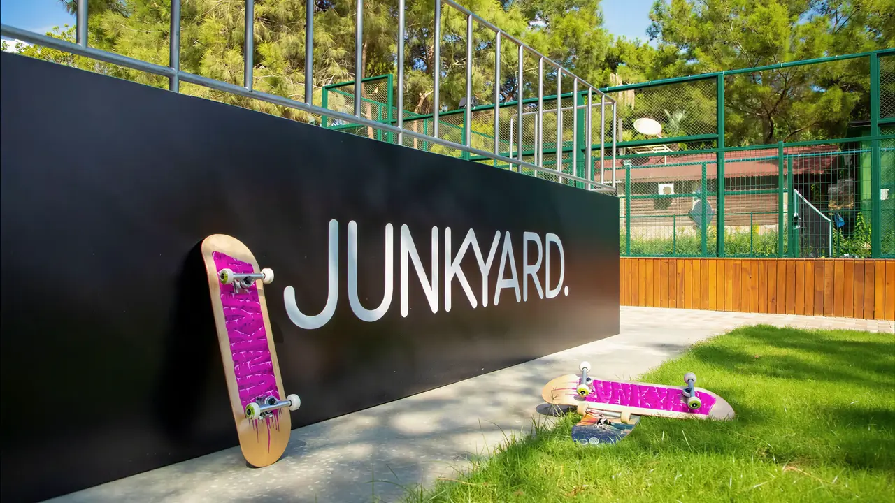 Strefa rozrywki Junkyard w A Good Life Utopia Family Resort z deskorolkami