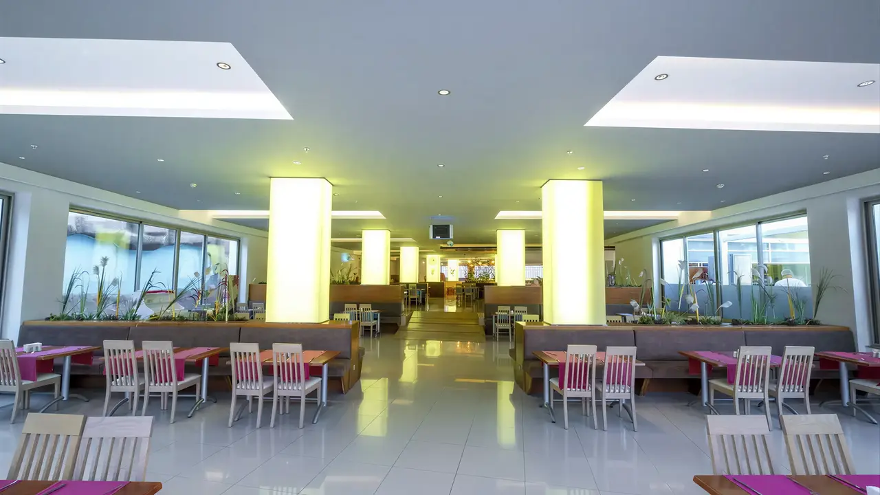 Restauracja w hotelu A Good Life Utopia Family Resort z ustawionymi stolikami