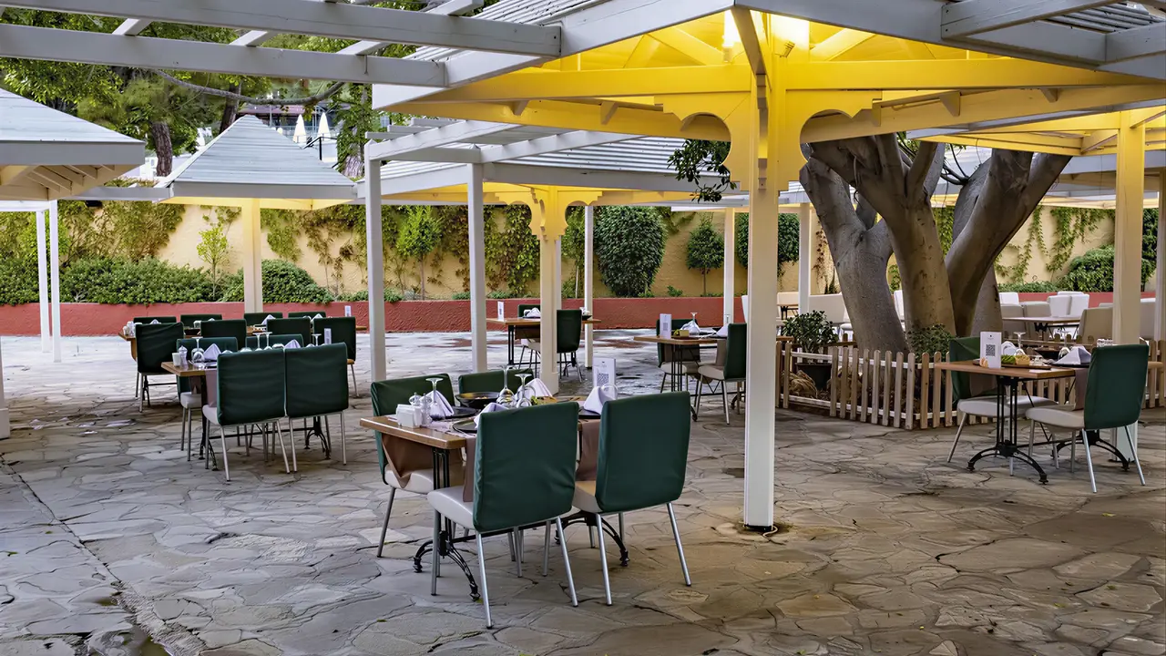 Stolik restauracyjny na zewnątrz w A Good Life Utopia Family Resort