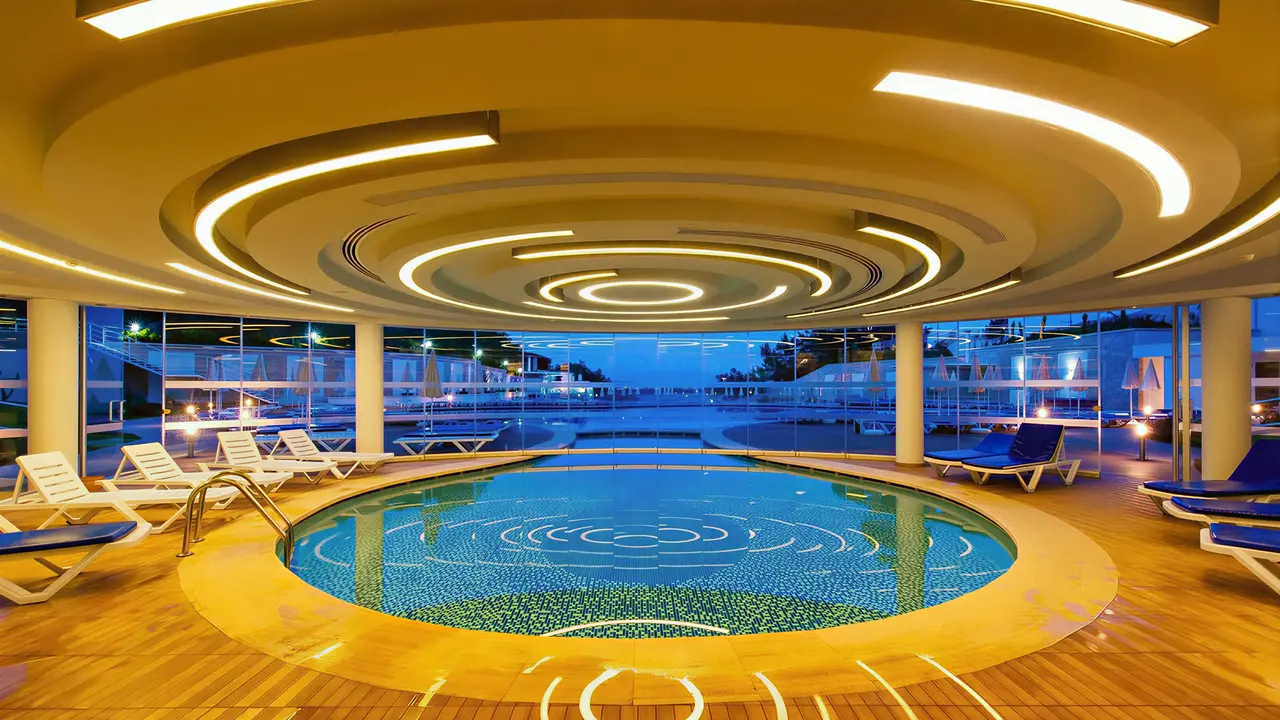 Kryty basen w hotelu A Good Life Utopia Family Resort