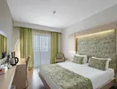 Pokój z łóżkiem w hotelu A Good Life Utopia Family Resort