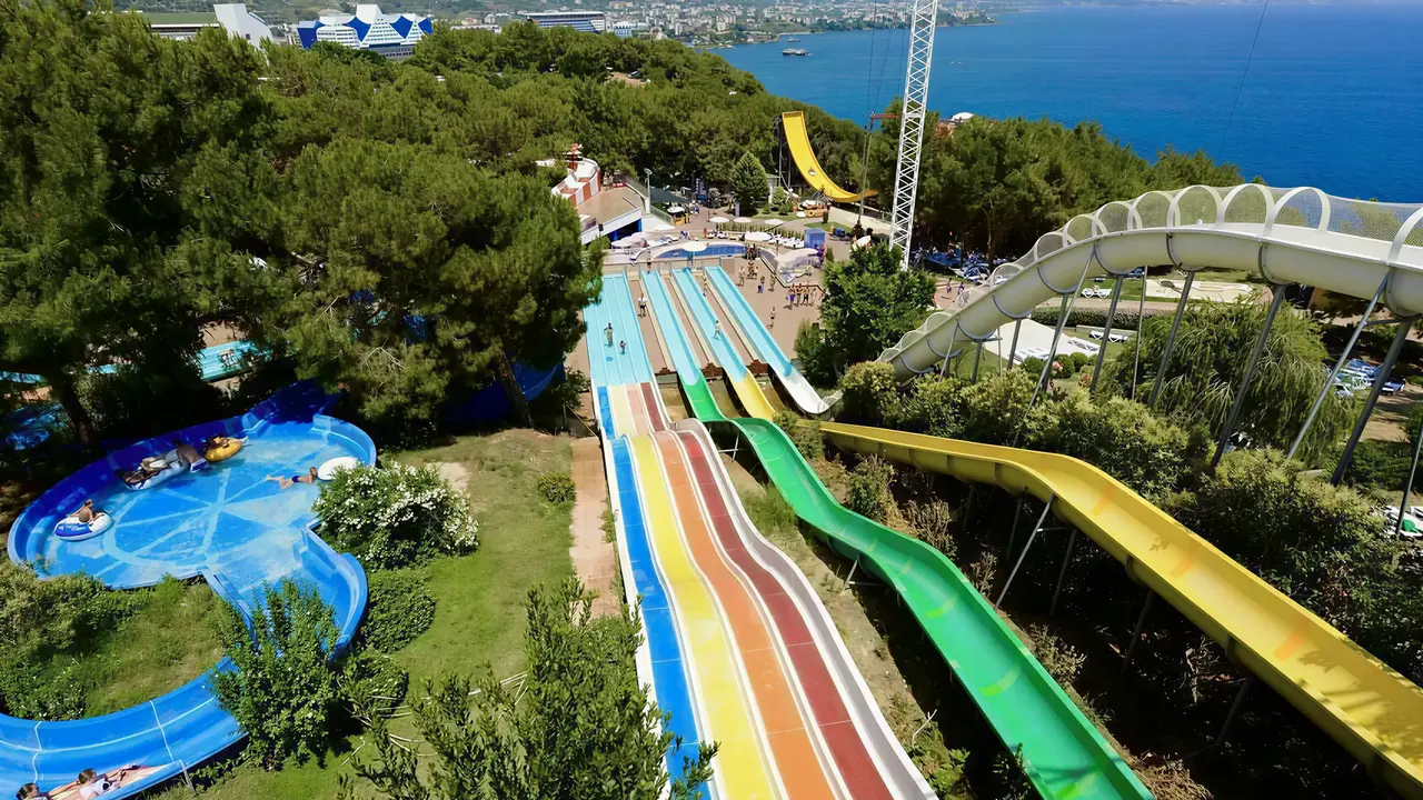 Zjeżdżalnie wodne w A Good Life Utopia Family Resort
