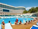 Basen z gośćmi w A Good Life Utopia Family Resort