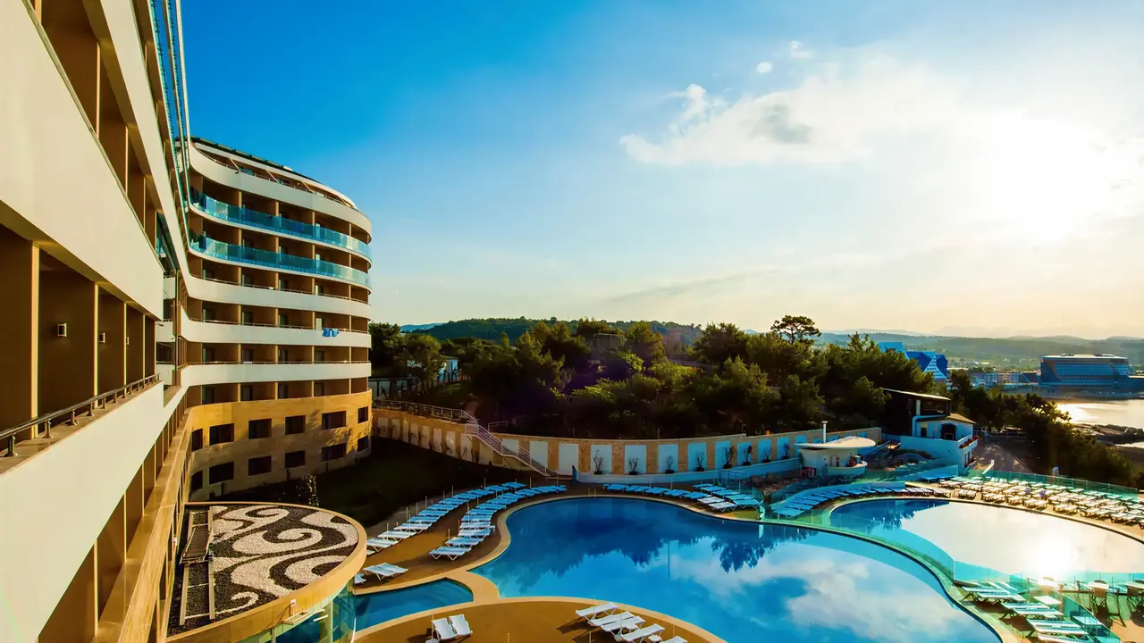 Widok na kompleks i baseny A Good Life Utopia Family Resort