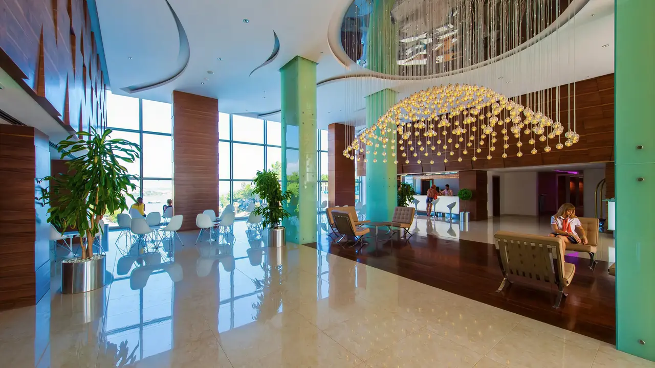 Wnętrze eleganckiego lobby w A Good Life Utopia Family Resort