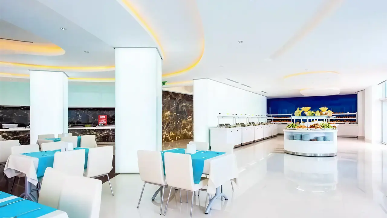Jasna restauracja z bufetem w A Good Life Utopia Family Resort