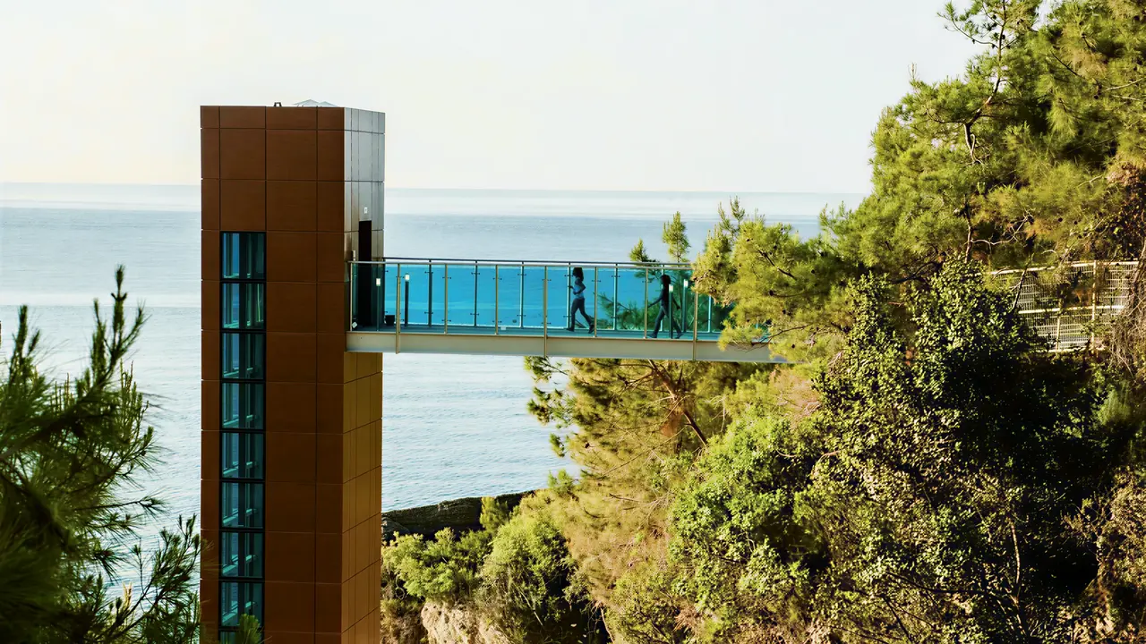 Nowoczesna architektura A Good Life Utopia Family Resort nad brzegiem morza