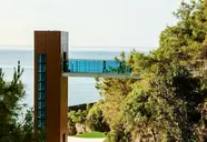 Nowoczesna architektura A Good Life Utopia Family Resort nad brzegiem morza