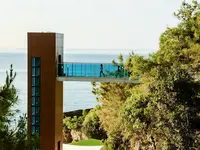 Nowoczesna architektura A Good Life Utopia Family Resort nad brzegiem morza