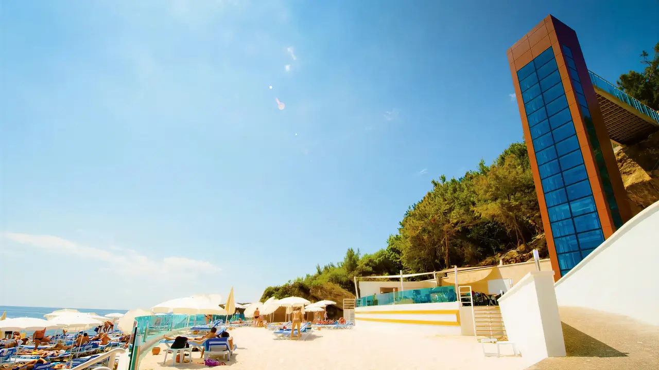 Plaża z leżakami i parasolami w A Good Life Utopia Family Resort