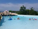 Basen z wodospadem w A Good Life Utopia Family Resort
