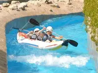 Dzieci w kajaku w A Good Life Utopia Family Resort