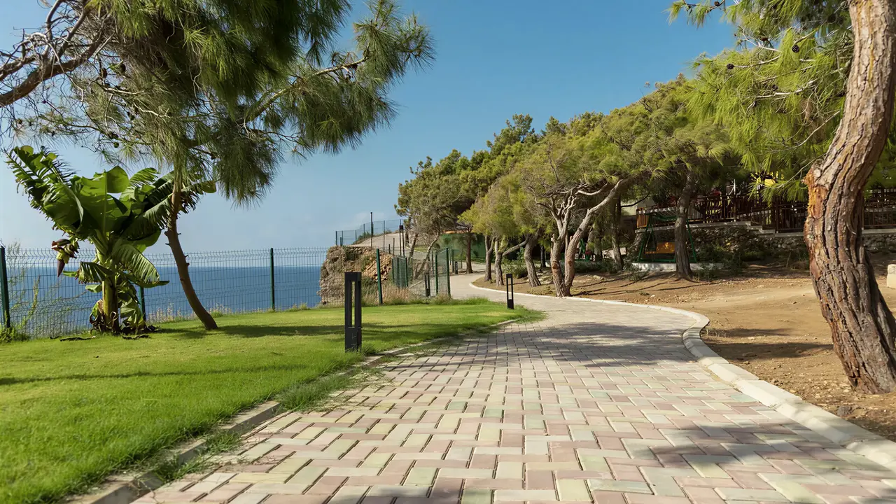 Ścieżka wśród zieleni w A Good Life Utopia Family Resort