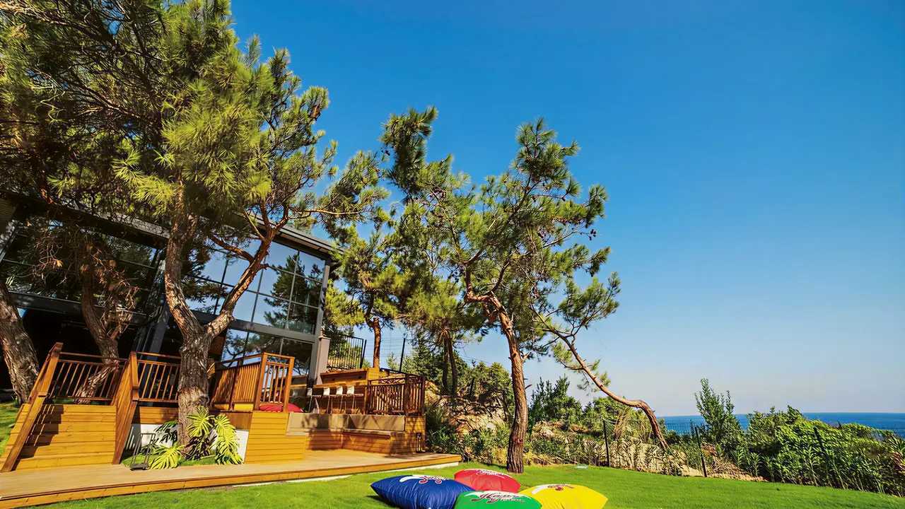 Teren zielony z pufami w A Good Life Utopia Family Resort