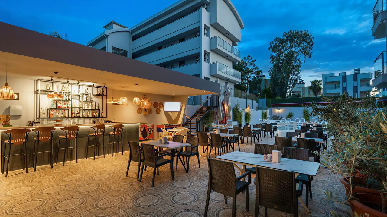 Bar i taras w A Hotel Side