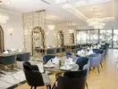 Elegancka restauracja w Acapulco Resort (Kyrenia) z nakrytymi stołami