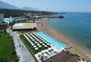 Widok na kompleks Acapulco Resort (Kyrenia) z plażą i basenem