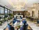 Elegancka restauracja w Acapulco Resort (Kyrenia) z niebieskimi krzesłami