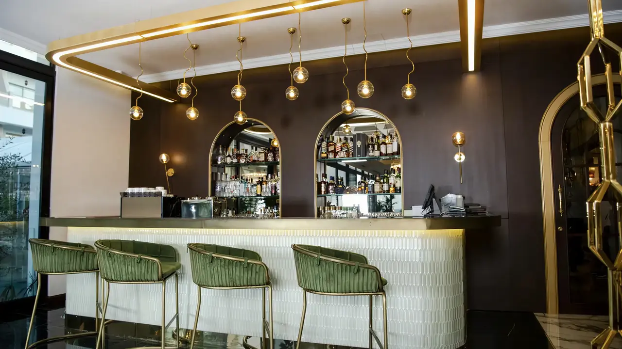 Elegancki bar z hokerami w Acapulco Resort (Kyrenia)