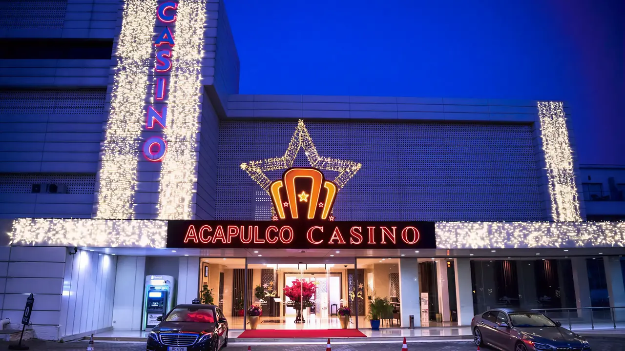 Wejście do kasyna w Acapulco Resort (Kyrenia) nocą