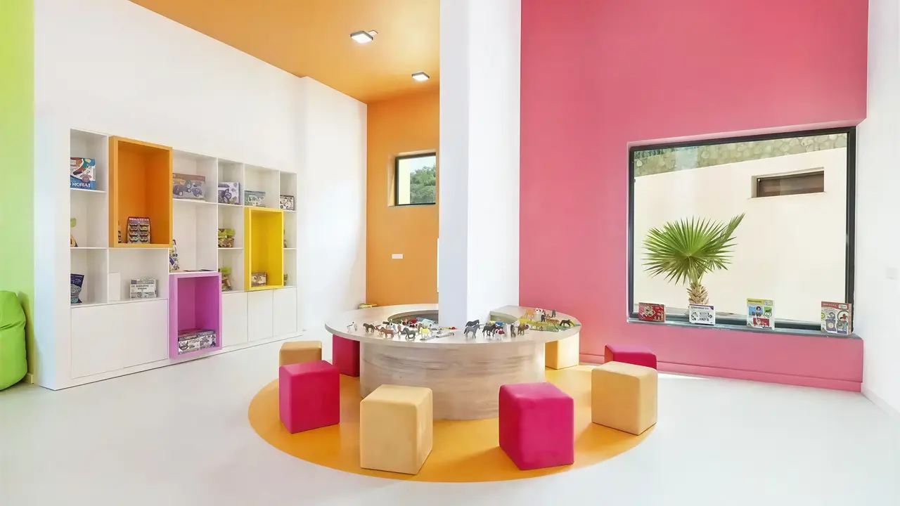 Kolorowy pokój dla dzieci w Acapulco Resort (Kyrenia)