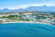 Widok na kompleks Acapulco Resort (Kyrenia) przy plaży