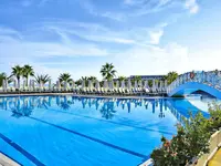 Basen z mostkiem w Acapulco Resort (Kyrenia)