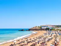 Plaża z leżakami w Acapulco Resort (Kyrenia)