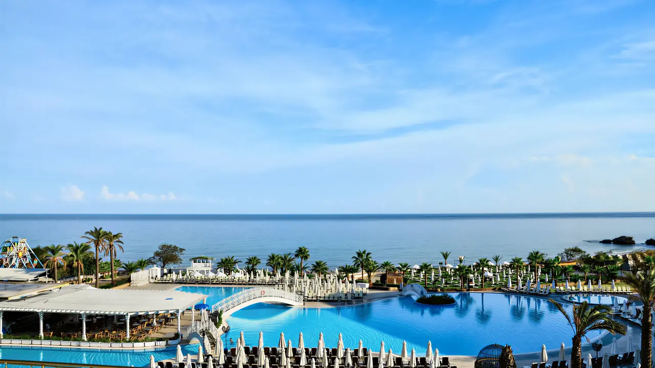 Widok na kompleks i baseny w Acapulco Resort (Kyrenia)
