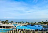 Widok na kompleks i baseny w Acapulco Resort (Kyrenia)