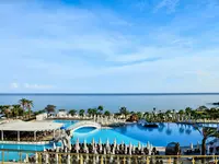 Widok na kompleks i baseny w Acapulco Resort (Kyrenia)