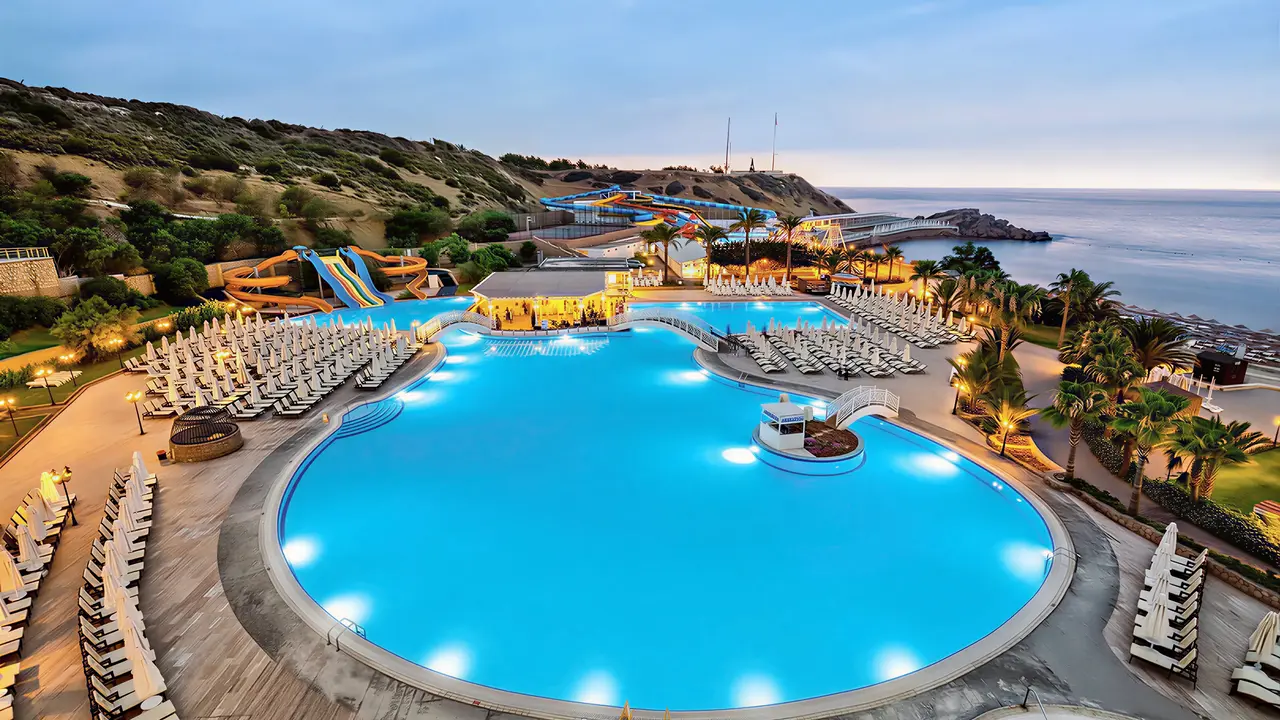 Widok na kompleks basenów w Acapulco Resort (Kyrenia)