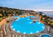 Widok na kompleks basenów w Acapulco Resort (Kyrenia)