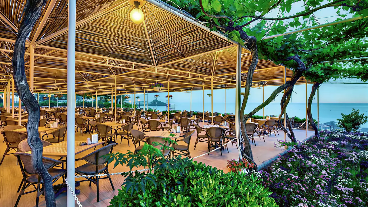 Restauracja w Acapulco Resort (Kyrenia) z widokiem na morze