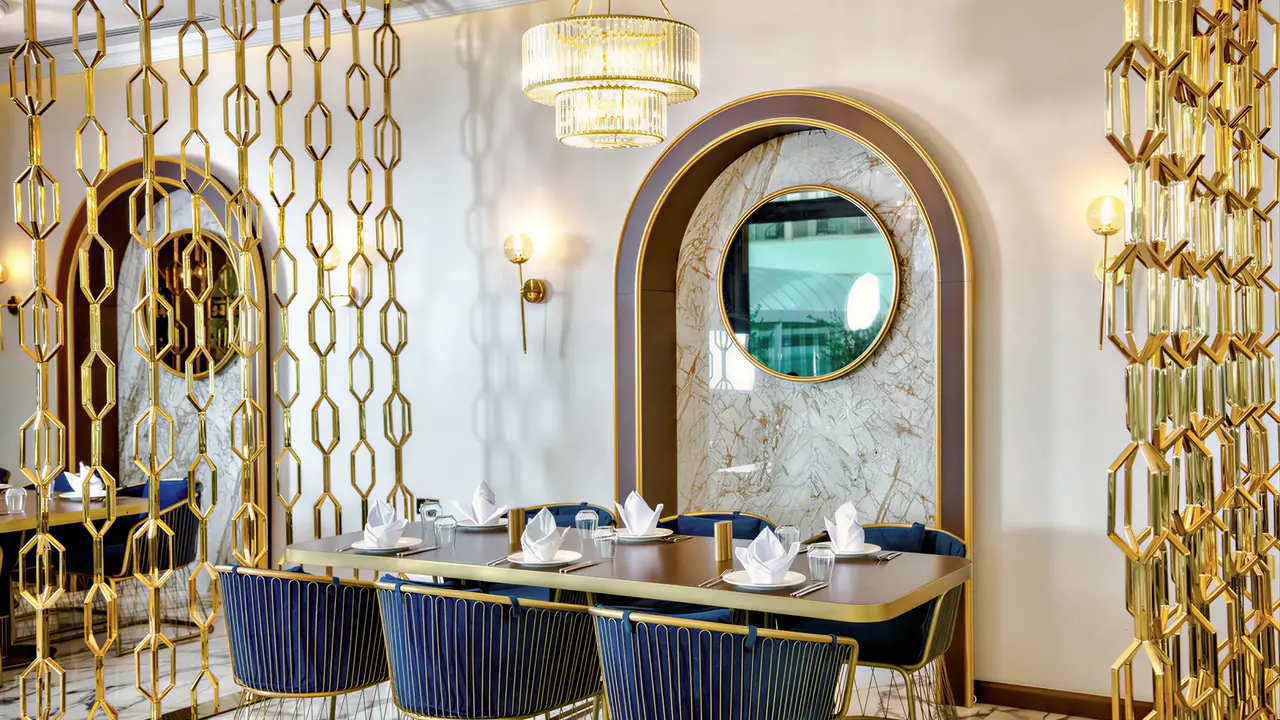 Elegancka jadalnia z niebieskimi krzesłami w Acapulco Resort (Kyrenia)