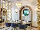 Elegancka jadalnia z niebieskimi krzesłami w Acapulco Resort (Kyrenia)