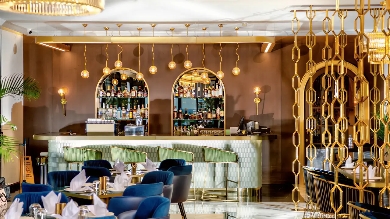 Elegancki bar z wysokimi krzesłami w Acapulco Resort (Kyrenia)