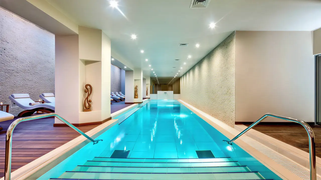 Kryty basen w hotelu Acapulco Resort (Kyrenia)