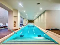 Kryty basen w hotelu Acapulco Resort (Kyrenia)