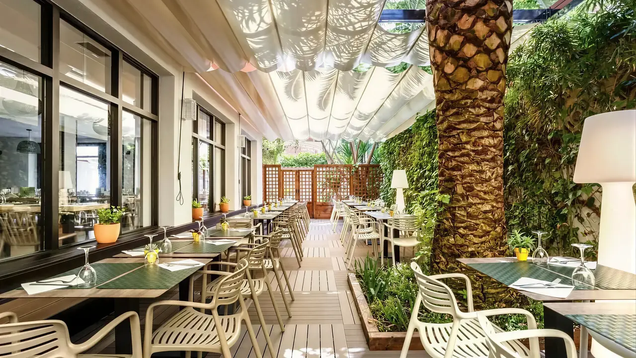 Restauracja w Acapulco z widokiem na roślinność