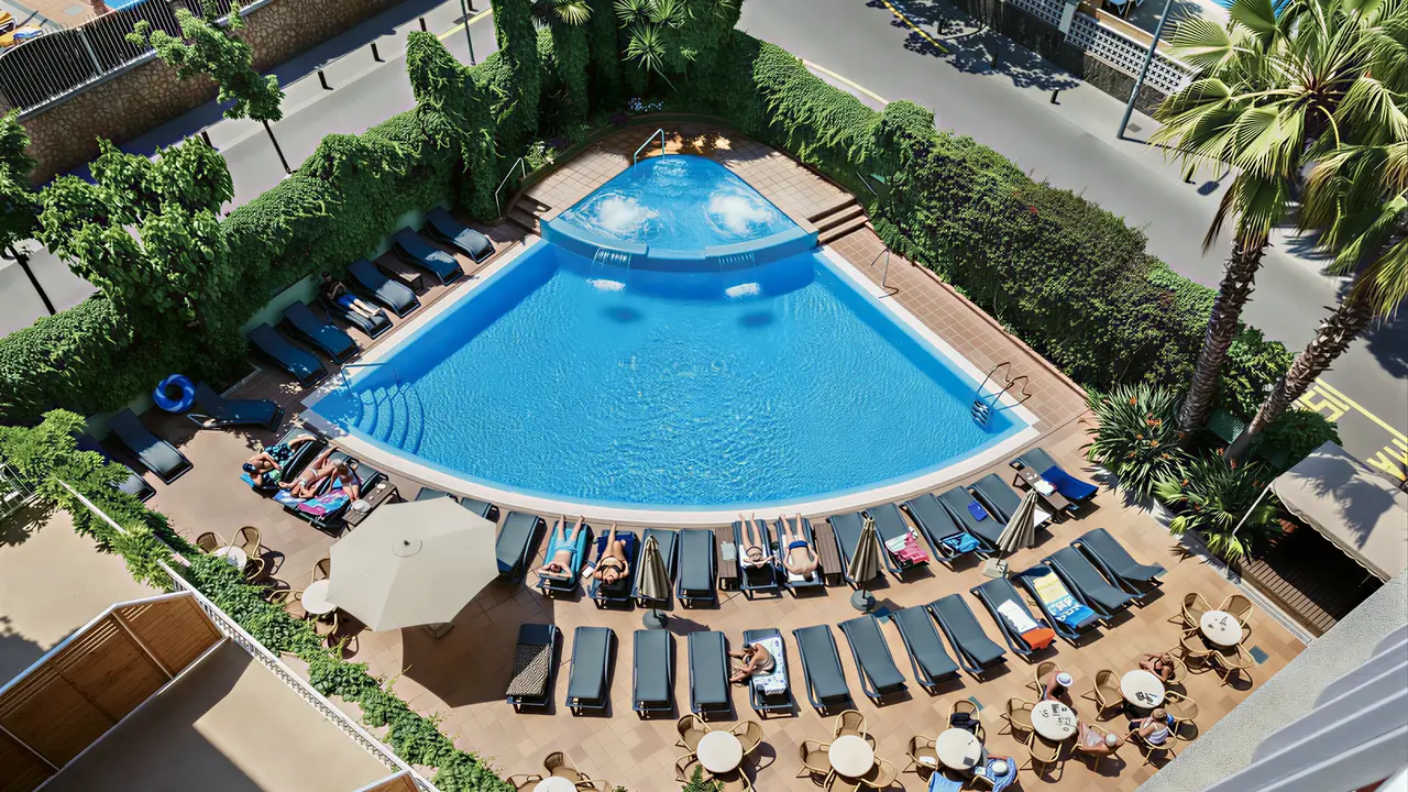 Basen z leżakami w Acapulco