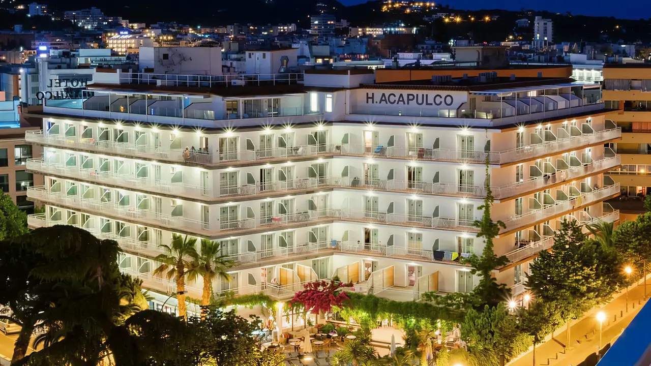 Wieczorny widok na budynek Acapulco