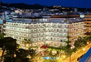 Wieczorny widok na budynek Acapulco