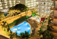 Widok na basen i budynki Acapulco