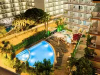Widok na basen i budynki Acapulco