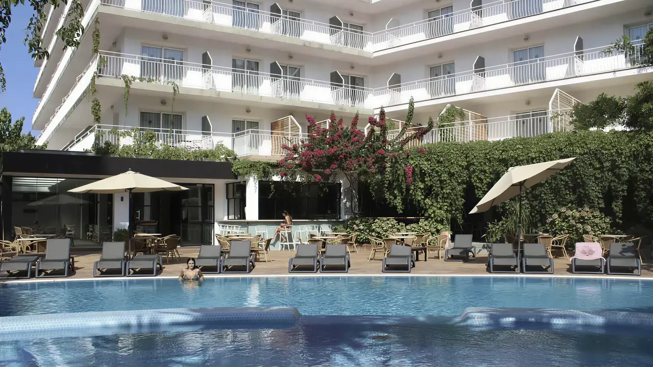 Basen z leżakami w hotelu Acapulco