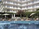 Basen z leżakami w hotelu Acapulco